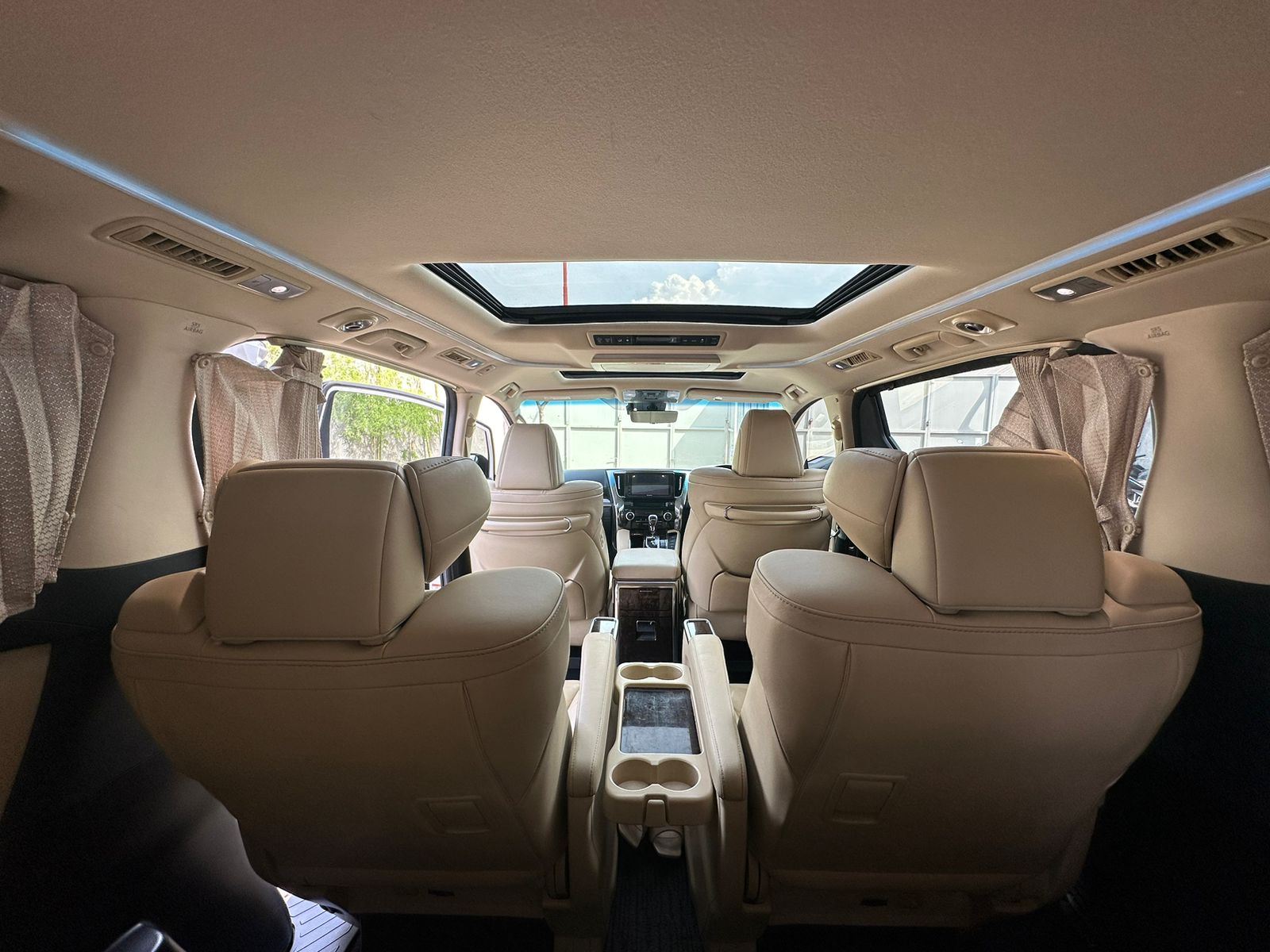 Detail Mobil Alphard by Sunshine Car Rental