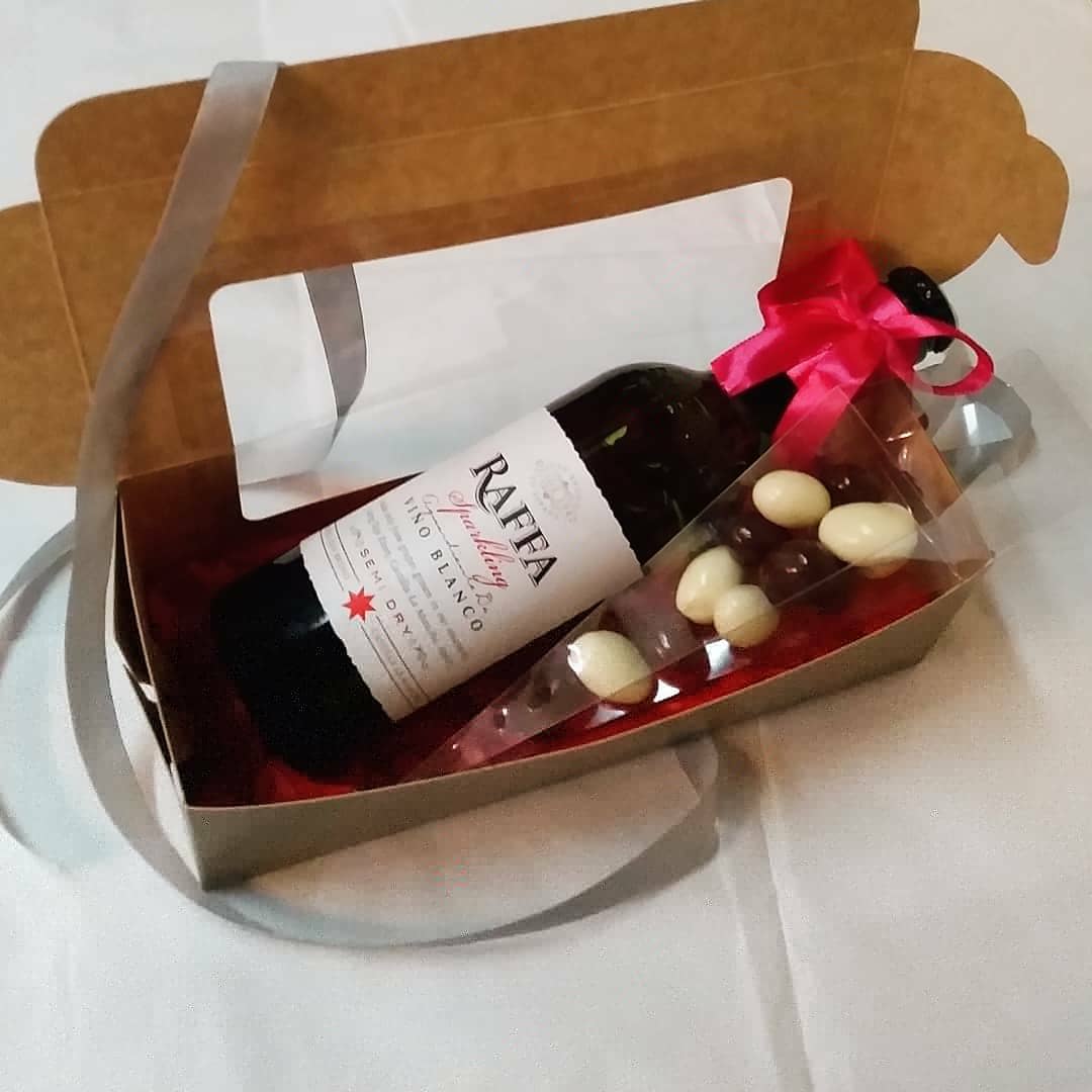 Mini Sparkling Wine Gift Set | Megabites Chocolate | Bridestory