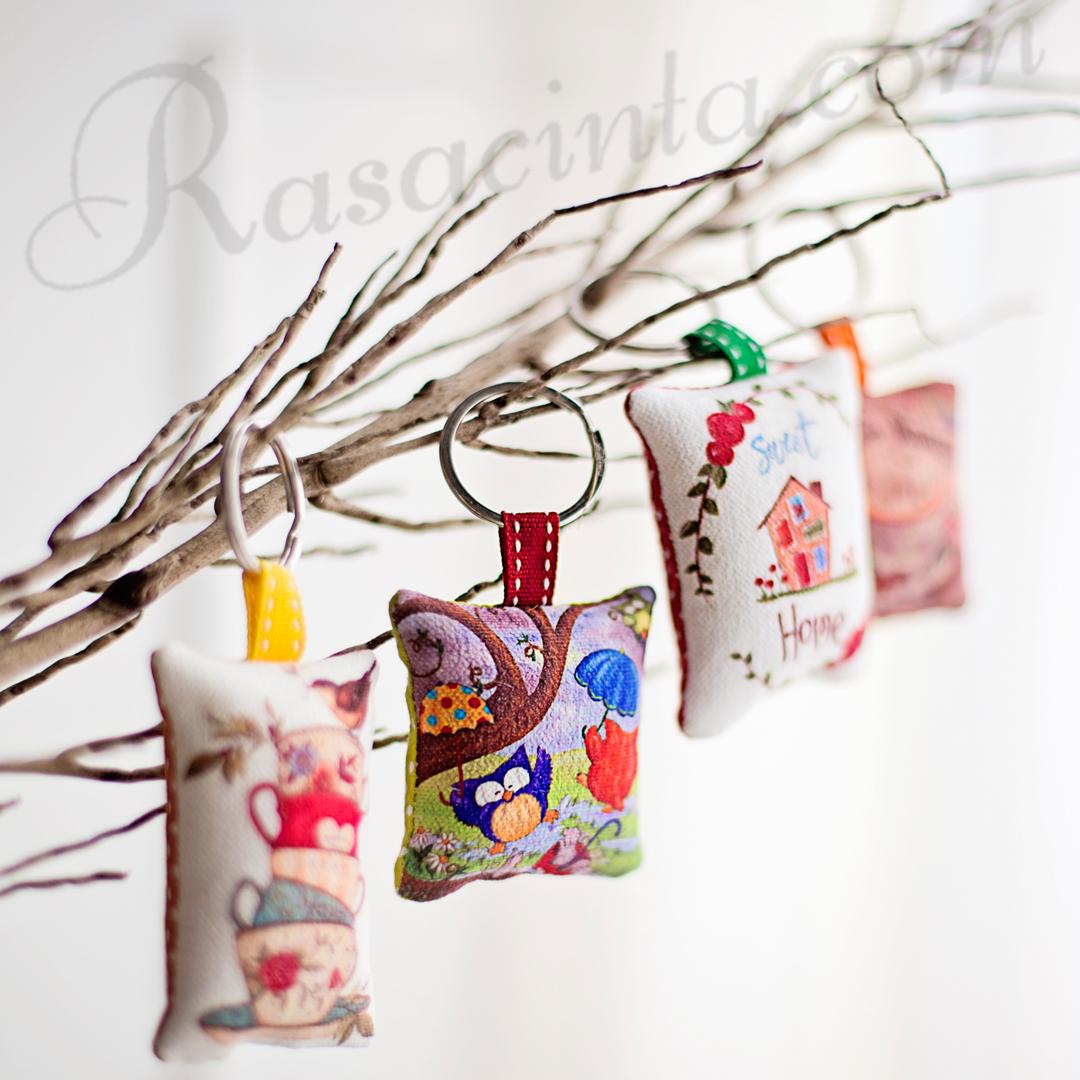 MINI PILLOW KEYCHAIN rasacinta Bridestory