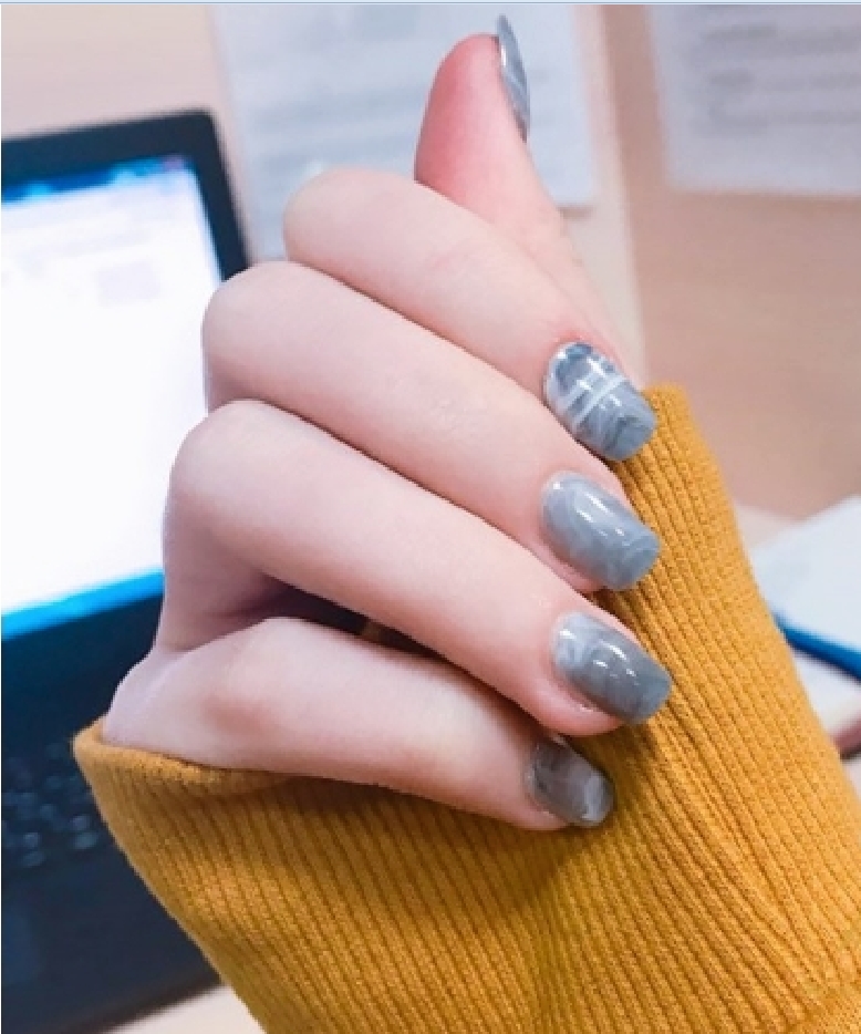 nail art 24 pcs kuku palsu dengan tema abu marmer yang elegan oleh