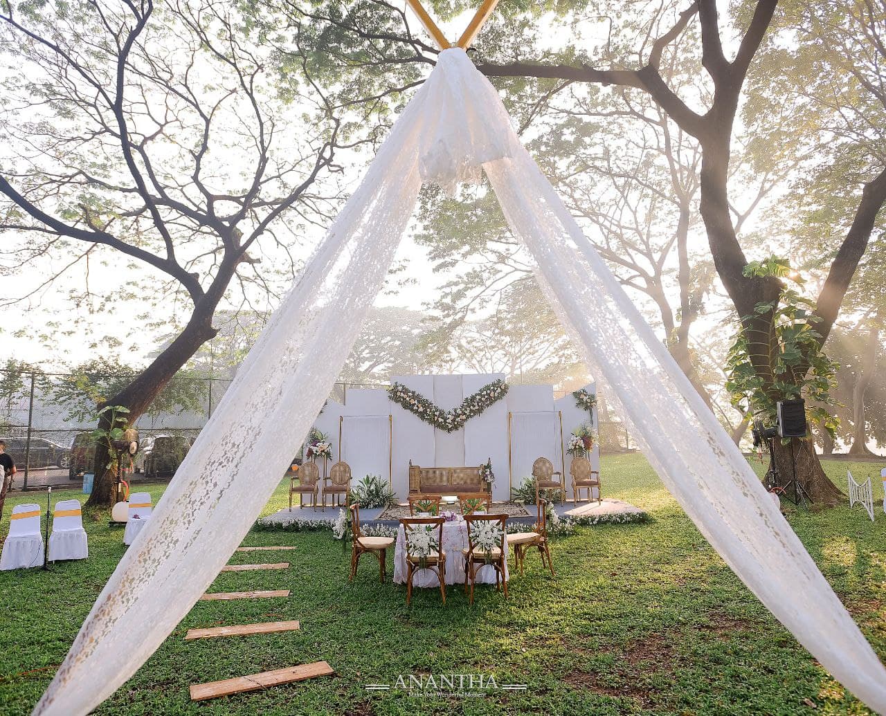 Dekorasi outdoor | methaproject | Bridestory