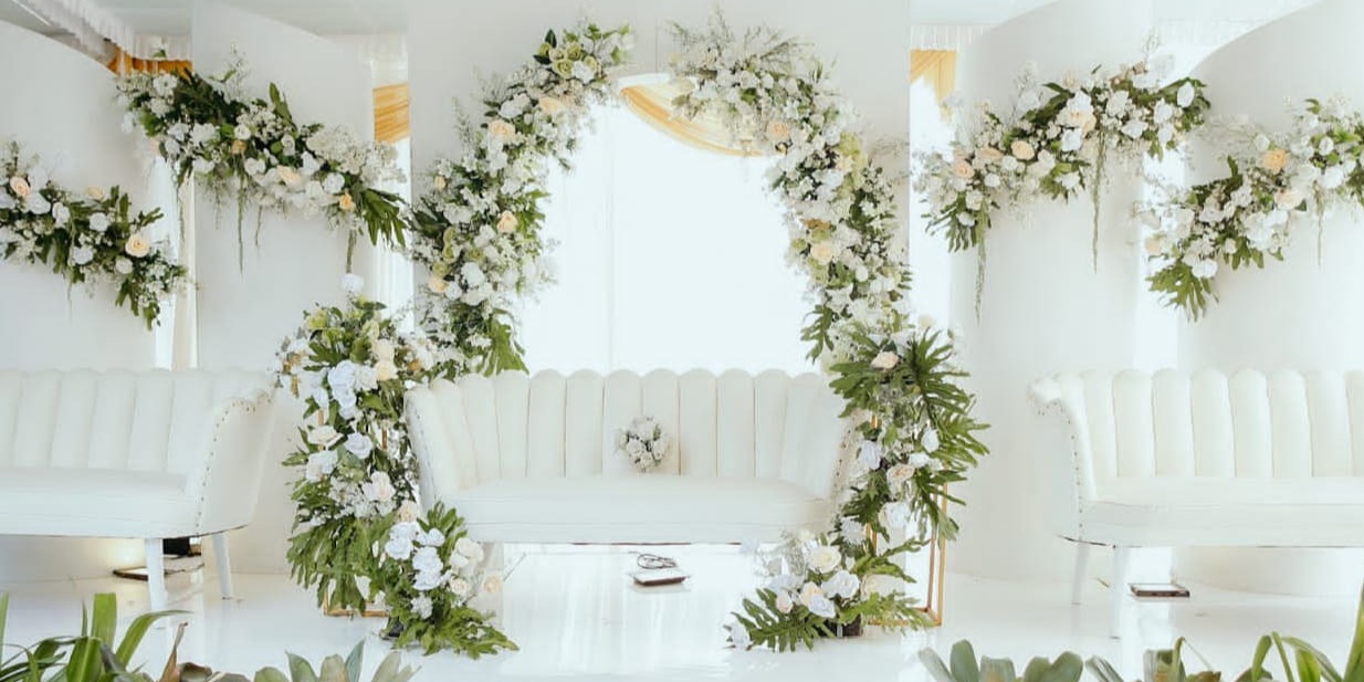 Dekorasi wedding by GnG Backdrop Surabaya | Bridestory Store