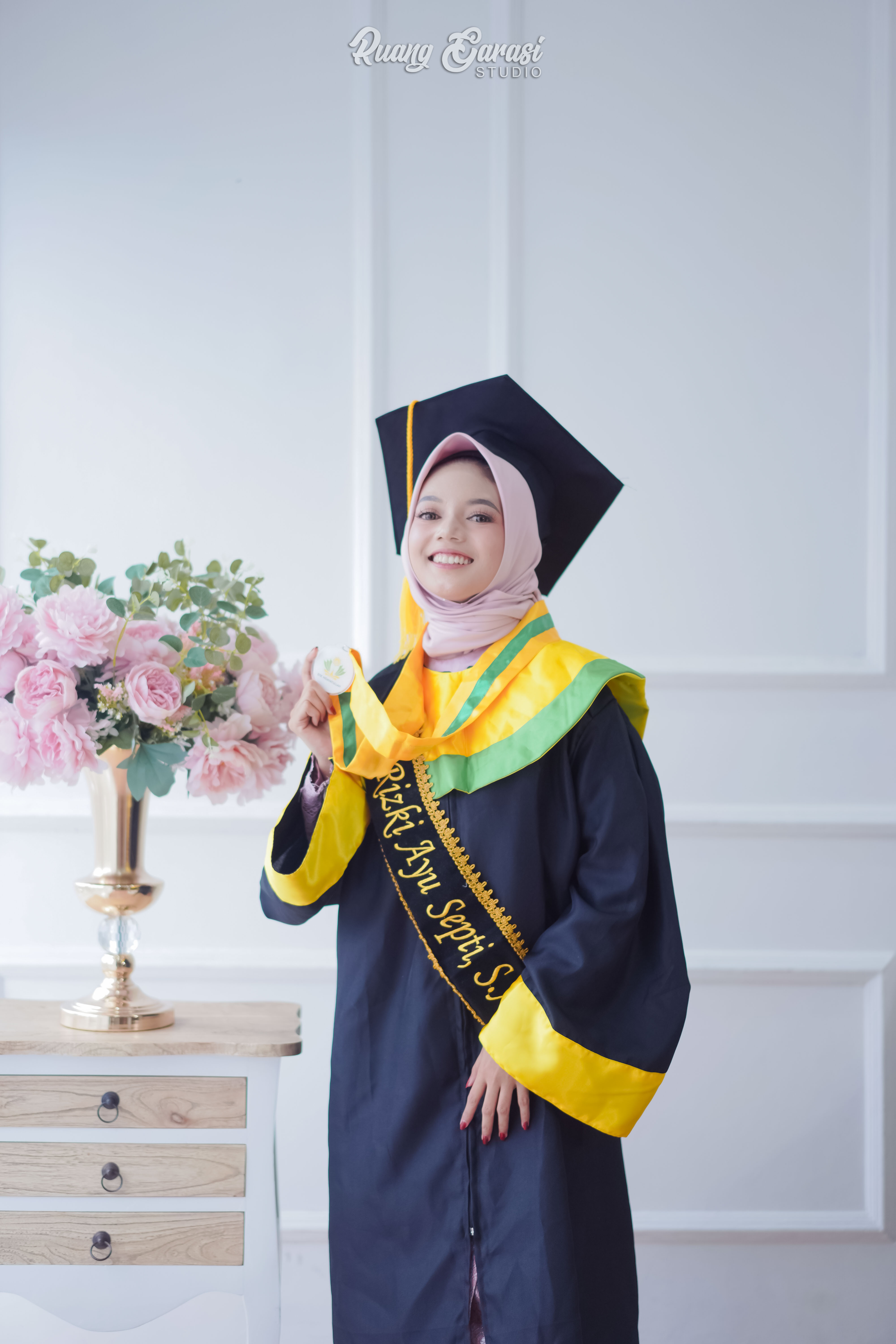 Foto Studio ( Graduation Rizky Ayu) | RUANG GARASI STUDIO | Bridestory