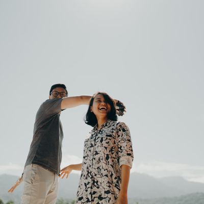 Foto Pre-Wedding Indoor yang Simpel dan Elegan 