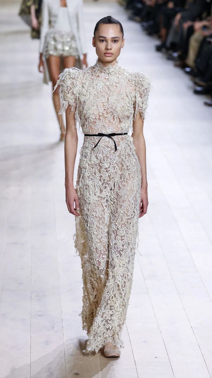10 Inspirasi Gaun Pengantin dari Panggung Haute Couture Spring - Summer 2025 Fashion Show Image 3