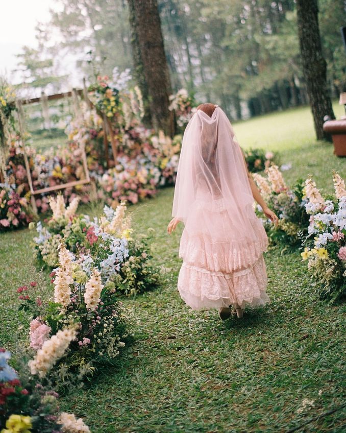 8 Inspirasi Dekorasi Pernikahan dengan Tren Warna Brave Pink dan Hero Green Image 5