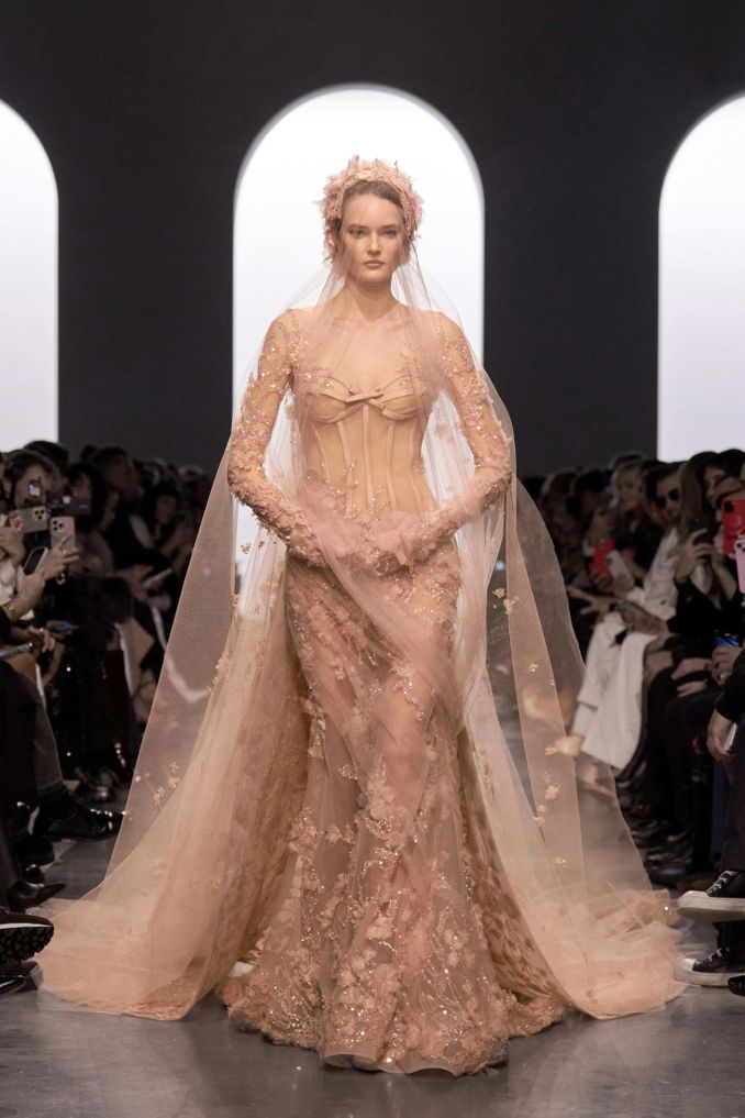 10 Inspirasi Gaun Pengantin dari Panggung Haute Couture Spring - Summer 2025 Fashion Show Image 1