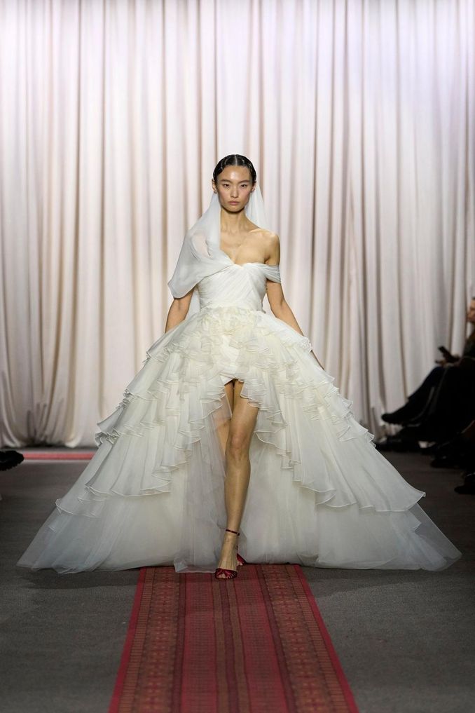 10 Inspirasi Gaun Pengantin dari Panggung Haute Couture Spring - Summer 2025 Fashion Show Image 8