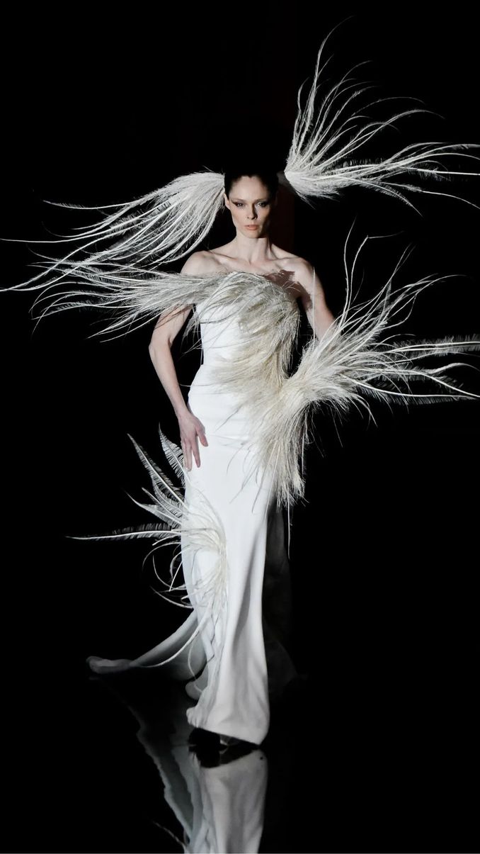 10 Inspirasi Gaun Pengantin dari Panggung Haute Couture Spring - Summer 2025 Fashion Show Image 9
