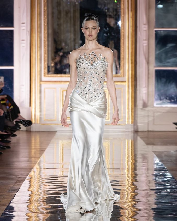 10 Inspirasi Gaun Pengantin dari Panggung Haute Couture Spring - Summer 2025 Fashion Show Image 10