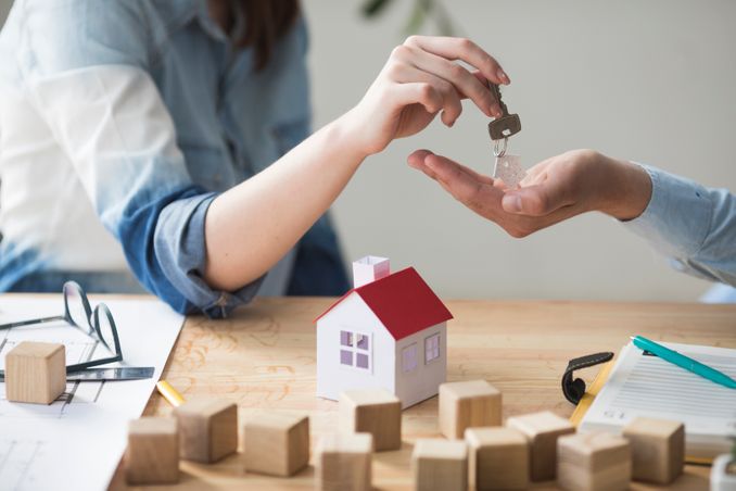 Mana yang Lebih Penting: Menikah atau Punya Rumah Dulu? Image 1