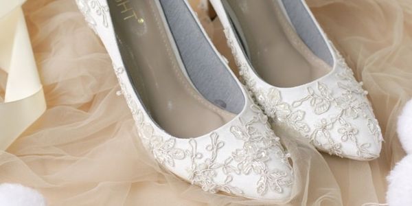Sepatu Wedding Pointed Brukat Putih