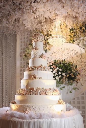 These Over-The-Top Wedding Cakes will Definitely Whisk you Away ... These Over-The-Top Wedding Cakes will Definitely Whisk you Away ...