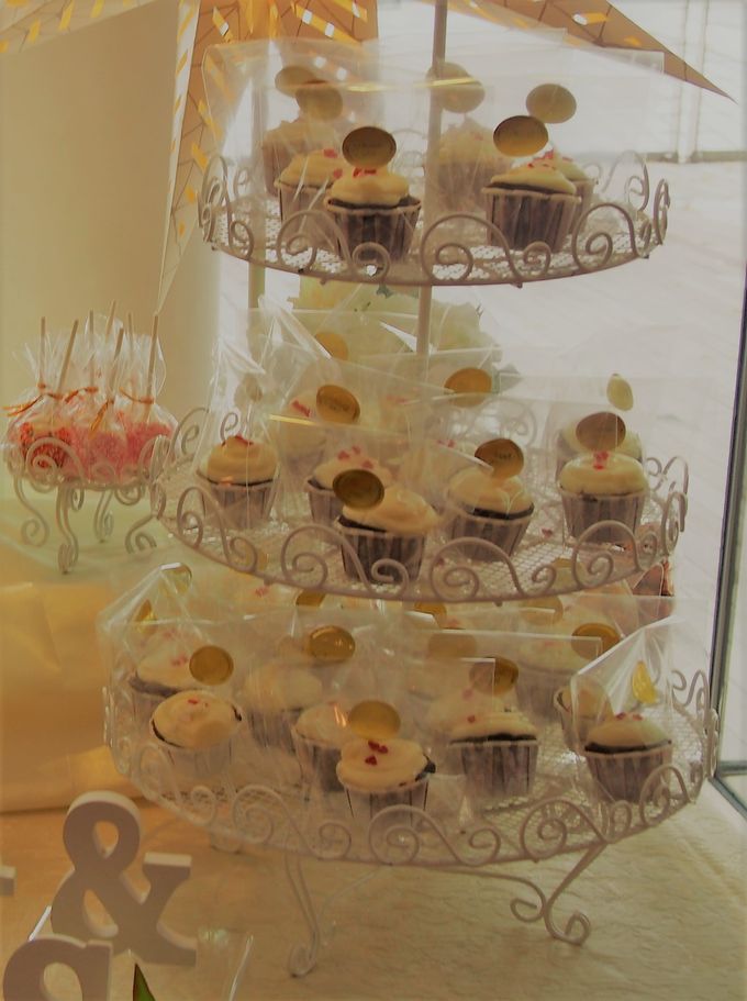 Gold and Soft White Dessert Table by Marina Bay Sands - 003 Gold and Soft White Dessert Table by Marina Bay Sands - 003