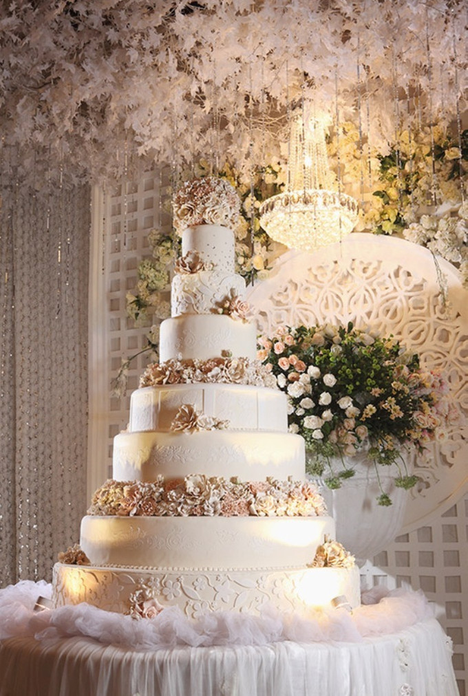 These OverTheTop Wedding Cakes will Definitely Whisk you Away
