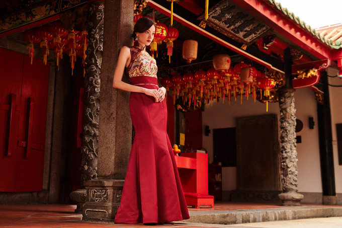 https://alexandra.bridestory.com/images/c_scale,dpr_1.0,f_auto,fl_progressive,pg_1,q_90,w_680/v1/blogs/akemi-HJyMSAOG7/embrace-culture-with-ethereals-kimono-cheongsam-collection-1.jpg