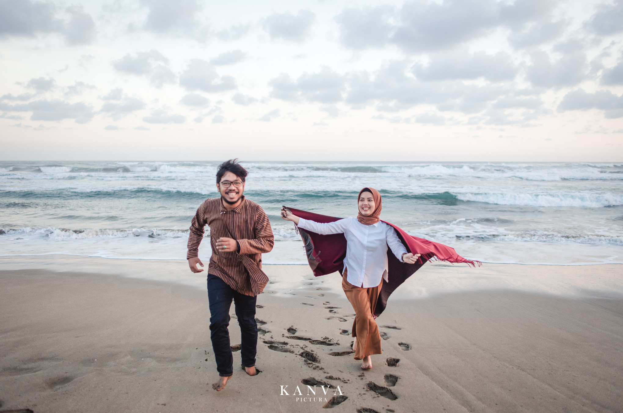 a playful sunset pre wedding album bridestory blog beach wedding photo albums