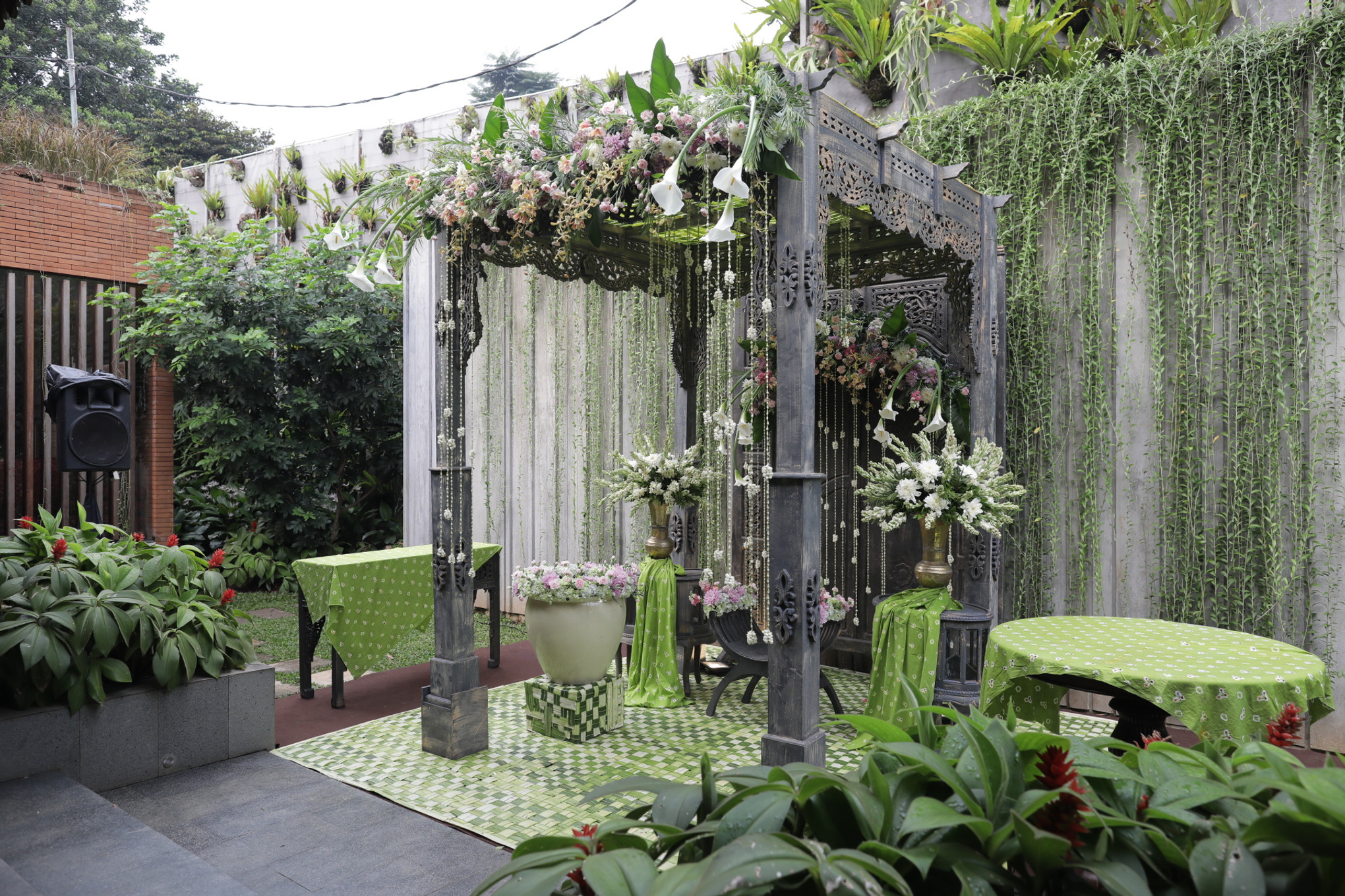 Pernikahan Dua Budaya Yang Tropis Dan Elegan Bridestory Blog