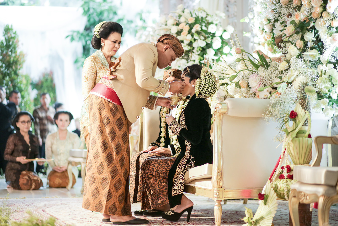 A Glamorous Javanese Wedding with Military Traditions 