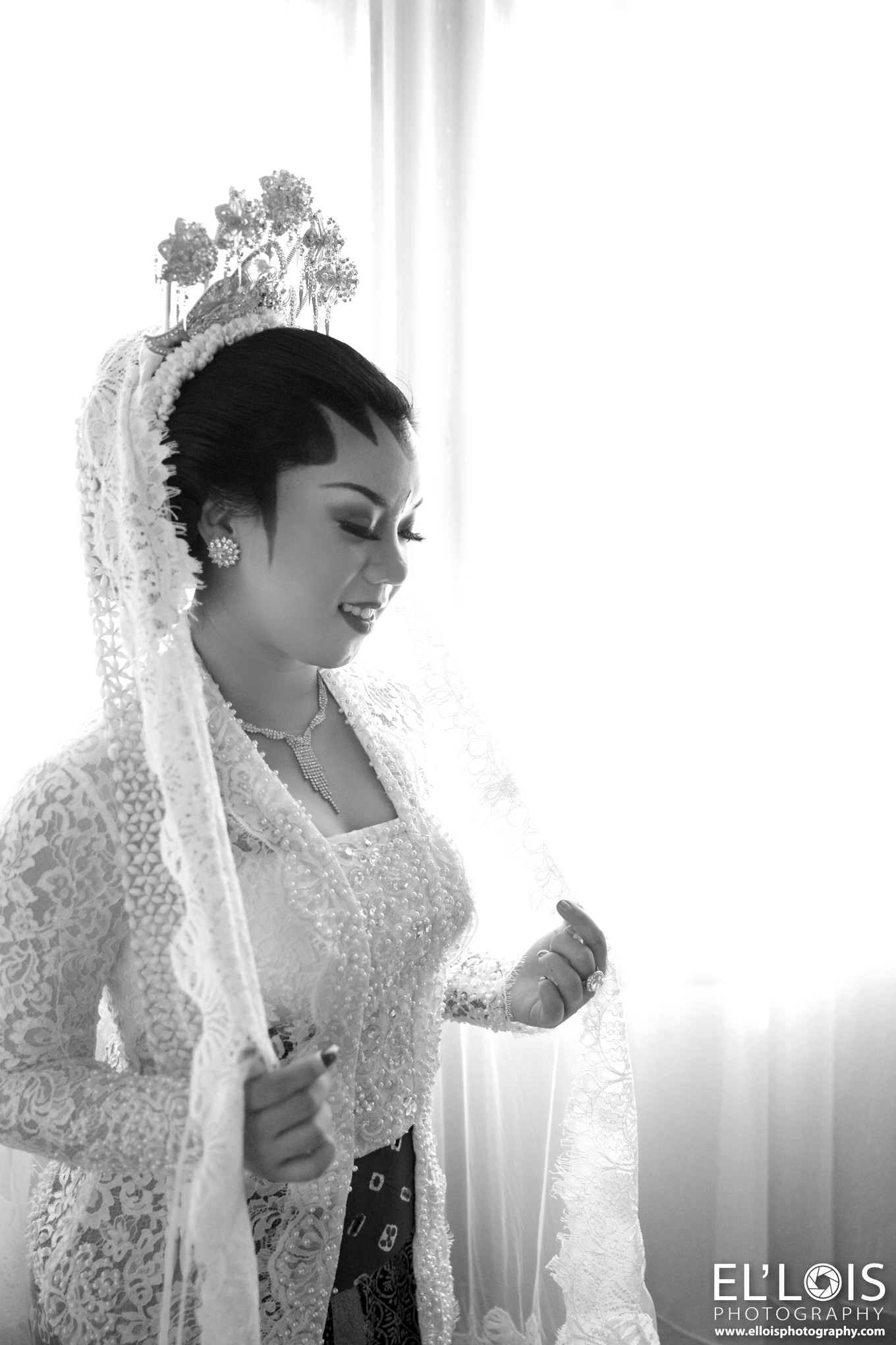 Image showcasing a modern interpretation of a traditional Javanese bridal hairstyle, perhaps incorporating a more relaxed and less structured bun or braids.