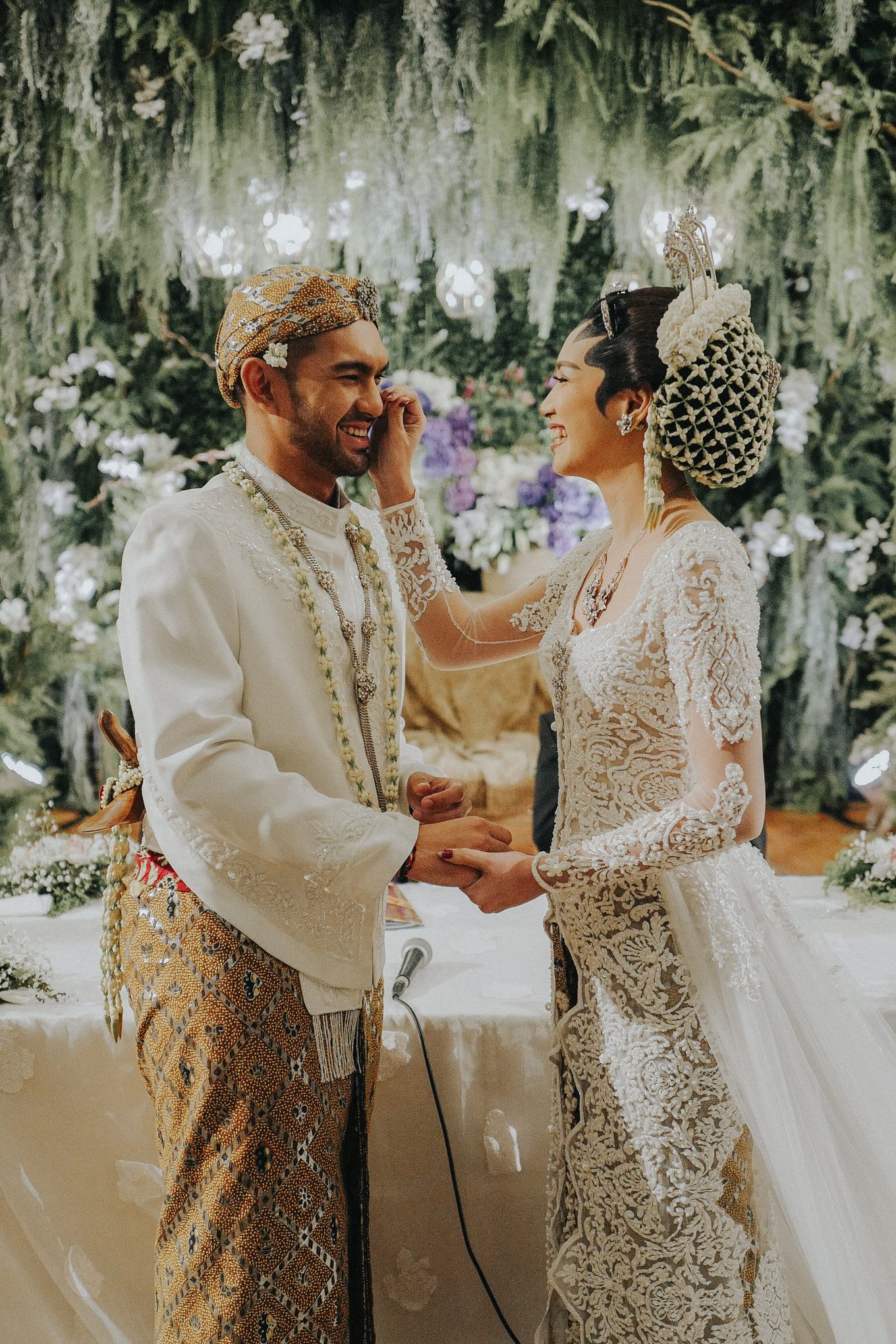 Sebuah Pernikahan Adat Jawa Dengan Nuansa Dedaunan ...