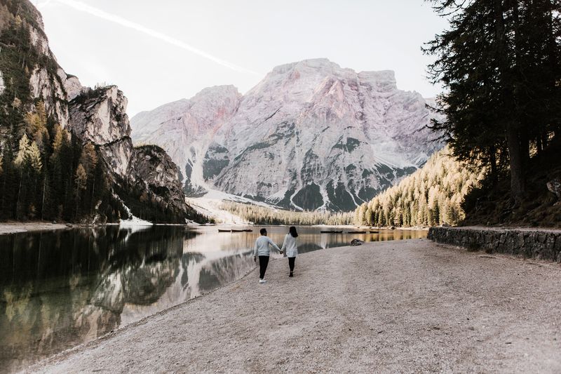 stunning-engagement-session-in-dolomites-and-lago-di-braies-italy-1