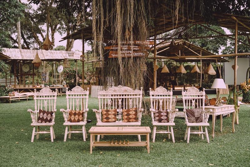 two-couples-traditional-market-inspired-wedding-festivities-in-yogyakarta-1