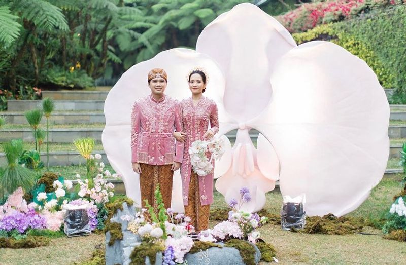 8-inspirasi-dekorasi-pernikahan-dengan-tren-warna-brave-pink-dan-hero-green-1