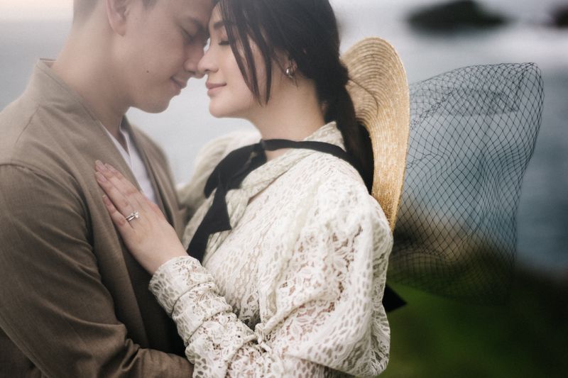 foto-prewedding-billy-davidson-dan-patricia-devina-yang-terinspirasi-dari-sinematik-bergaya-vintage-1