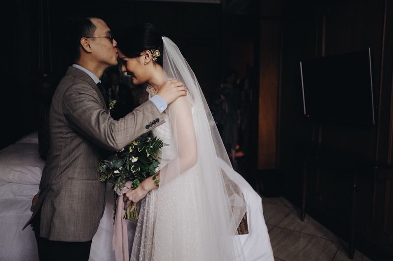 an-intimate-and-simple-nuptial-with-green-and-gold-elements-1
