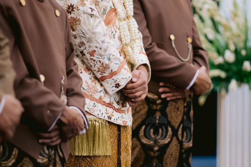 mengenal-4-jenis-beskap-jawa-dan-aksesori-pelengkapnya-1