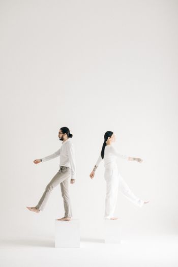 potret-pre-wedding-modern-minimalis-dalam-balutan-serba-putih-1
