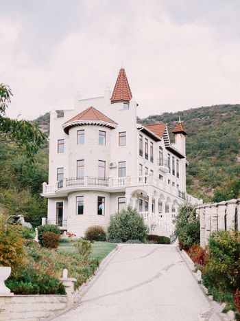 a-serene-and-intimate-white-wedding-in-crimea-1