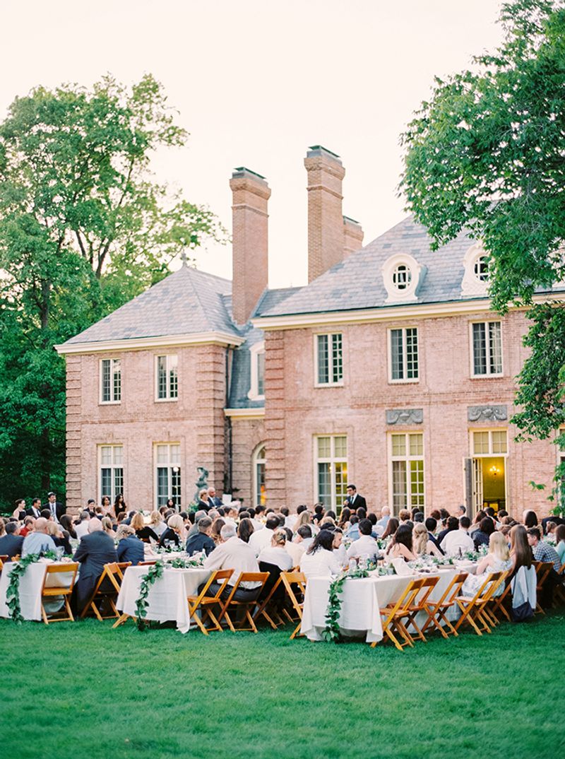 intimate-vs-grand-wedding-the-tips-on-choosing-the-right-wedding-size-1