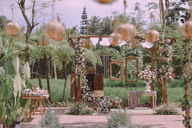 two-couples-traditional-market-inspired-wedding-festivities-in-yogyakarta-1