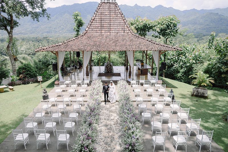 pernikahan-intimate-yang-syahdu-di-plataran-borobudur-1