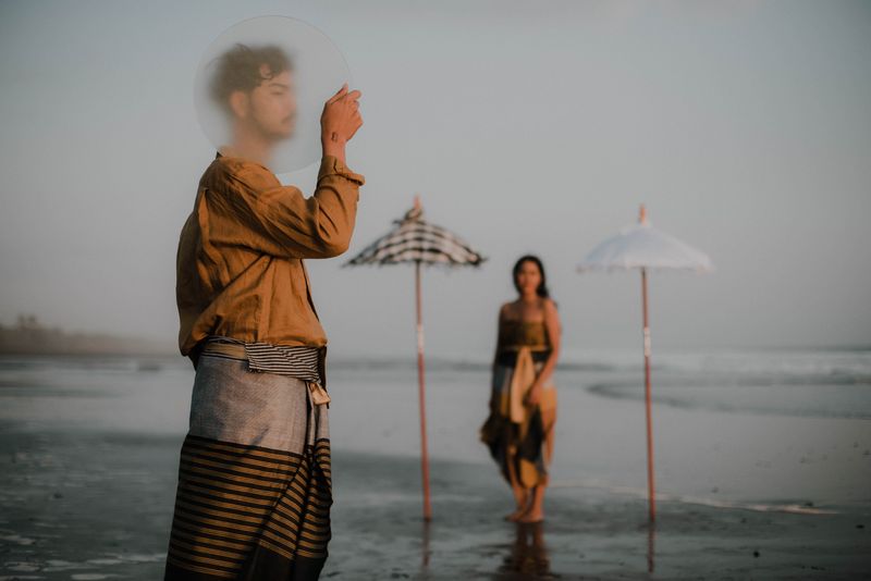 a-warm-pre-wedding-album-inspired-by-the-concept-of-time-and-touch-of-tradition-1