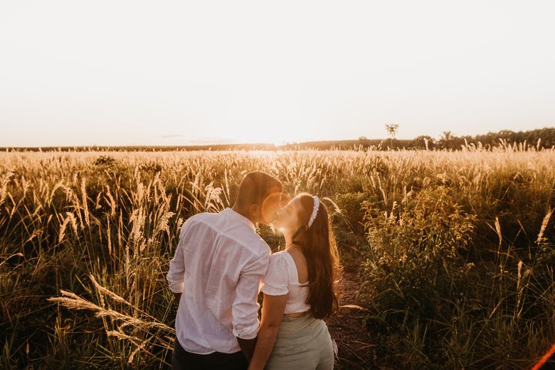 6-kiat-melakukan-first-kiss-dengan-pasangan-agar-lebih-romantis-dan-berkesan-1