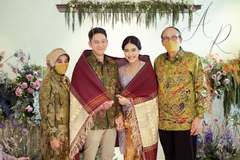 sentuhan-adat-batak-di-album-lamaran-alika-islamadina-dan-raja-siregar-1