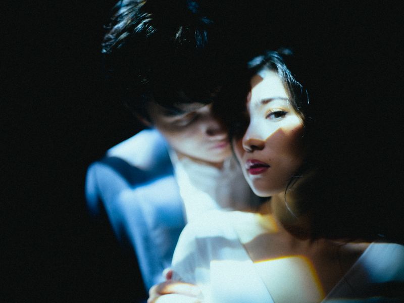 pertunjukkan-teatrikal-klasik-dalam-album-prewedding-isyana-sarasvati-dan-rayhan-maditra-1