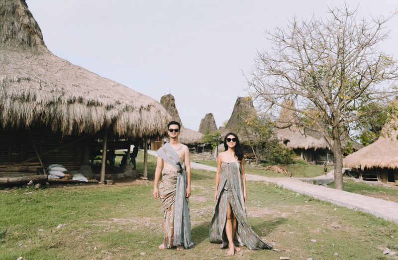 rangkaian-potret-prewedding-theresa-wienathan-dan-calvin-chandra-dalam-eksplorasi-budaya-sumba-berbalut-busana-ragam-warna-1