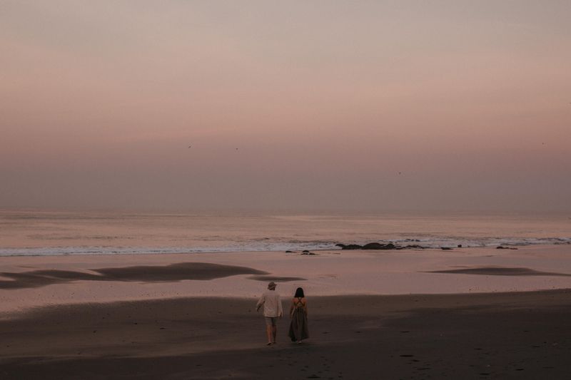 album-pre-wedding-kasual-dan-penuh-kehangatan-di-pantai-tampih-1
